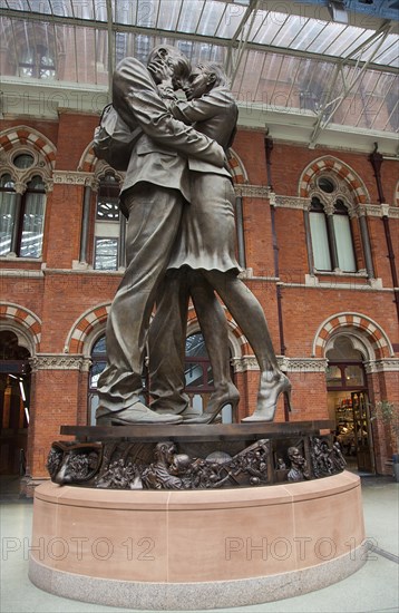 England, London, St Pancras railway station on Euston Road The Meeting Place statue by Paul Day. 
Photo : Stephen Rafferty