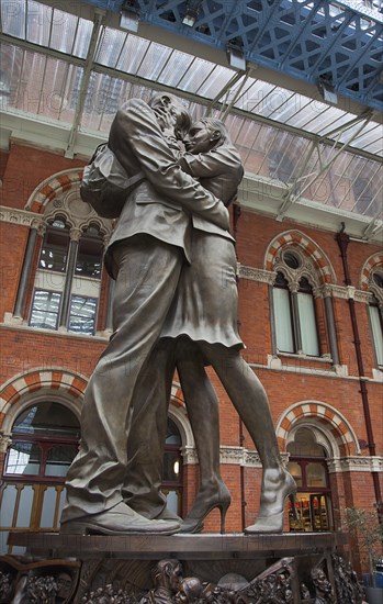 England, London, St Pancras railway station on Euston Road The Meeting Place statue by Paul Day. 
Photo : Stephen Rafferty