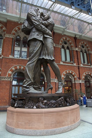 England, London, St Pancras railway station on Euston Road The Meeting Place statue by Paul Day. 
Photo : Stephen Rafferty