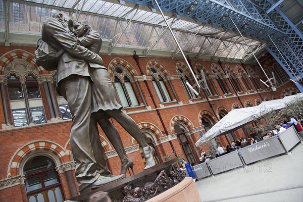 England, London, St Pancras railway station on Euston Road The Meeting Place statue by Paul Day. 
Photo : Stephen Rafferty