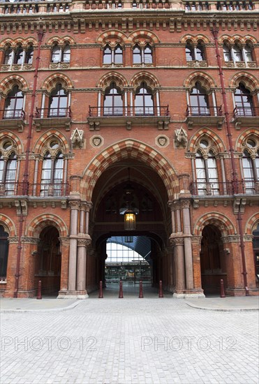 England, London, St Pancras railway station entrance on Euston Road. 
Photo : Stephen Rafferty