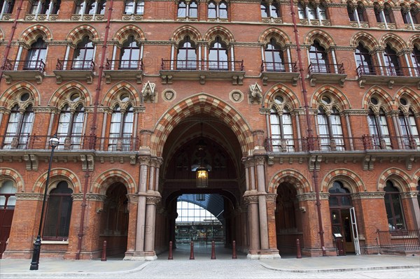 England, London, St Pancras railway station entrance on Euston Road. 
Photo : Stephen Rafferty