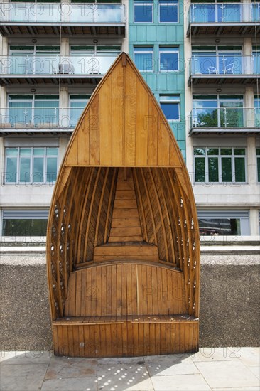 England, London, Vauxhall Albert embankment benches made from wood in the shape of boats. 
Photo : Stephen Rafferty