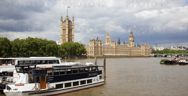 England, London, View across the river Thames from the Albert Embankment toward the Houses of Parliament. 
Photo : Stephen Rafferty