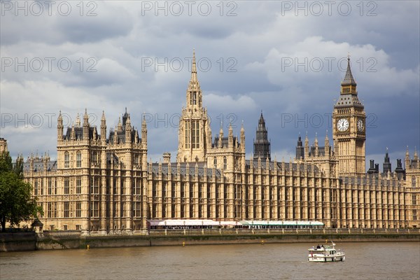 England, London, View across the river Thames from the Albert Embankment toward the Houses of Parliament. 
Photo : Stephen Rafferty