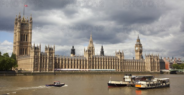 England, London, View across the river Thames from the Albert Embankment toward the Houses of Parliament. Dramatic clouds. 
Photo : Stephen Rafferty