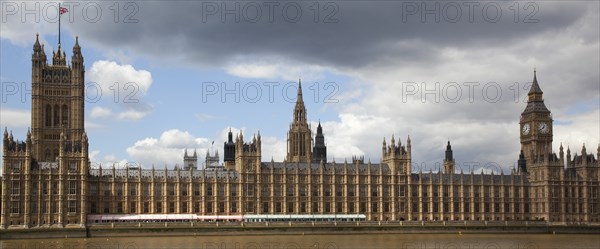 England, London, View across the river Thames from the Albert Embankment toward the Houses of Parliament. Dramatic clouds. 
Photo : Stephen Rafferty