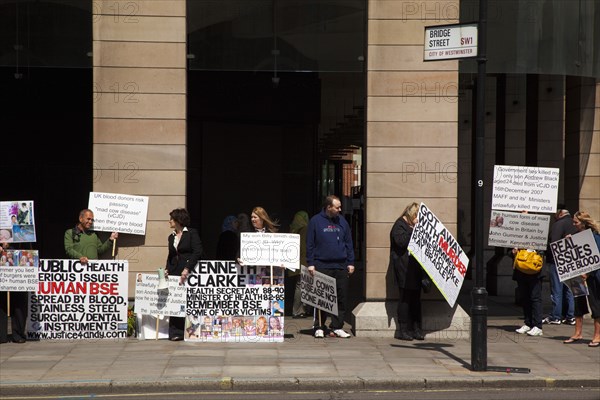 England, London, Westminster Protesters campaigning with placards outside the Houses of Parliament. Public health issue regarding BSE or Mad Cow Disease. 
Photo : Stephen Rafferty