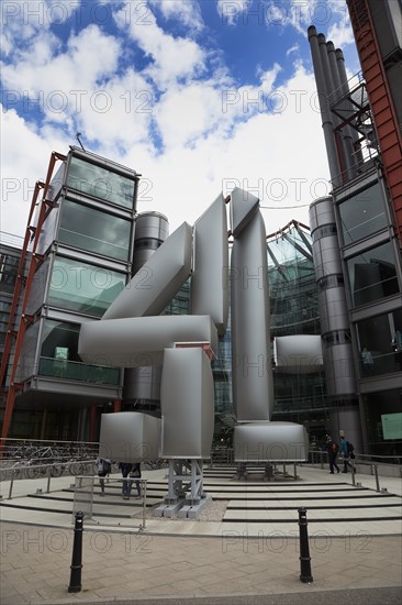 England, London, Westminster 124 Horseferry Road the headquarters of Channel Four television broadcasting designed by the Richard Rogers partnership. 
Photo : Stephen Rafferty