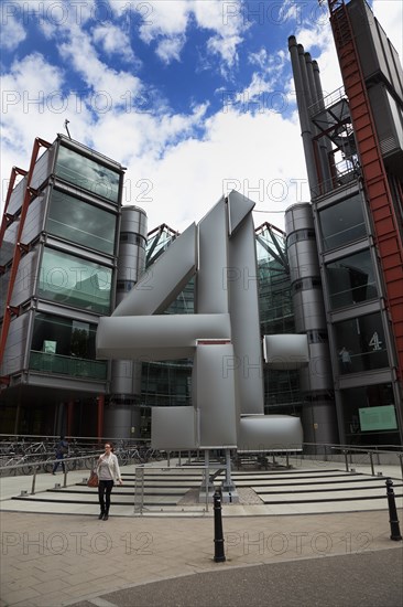 England, London, Westminster 124 Horseferry Road the headquarters of Channel Four television broadcasting designed by the Richard Rogers partnership. 
Photo : Stephen Rafferty