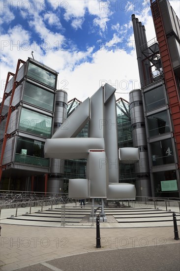 England, London, Westminster 124 Horseferry Road the headquarters of Channel Four television broadcasting designed by the Richard Rogers partnership. 
Photo : Stephen Rafferty