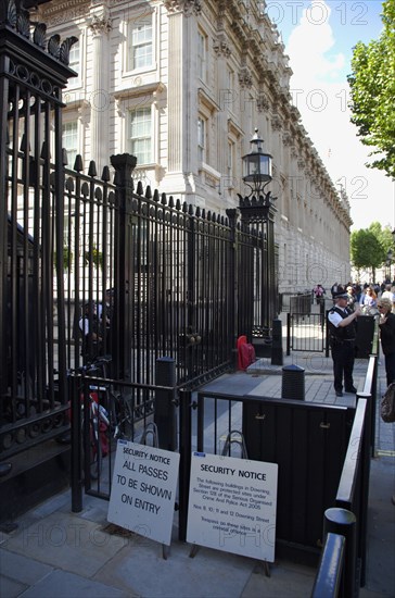 England, London, Westminster Whitehall Downing Street Security gates and armed police guards. 
Photo : Stephen Rafferty