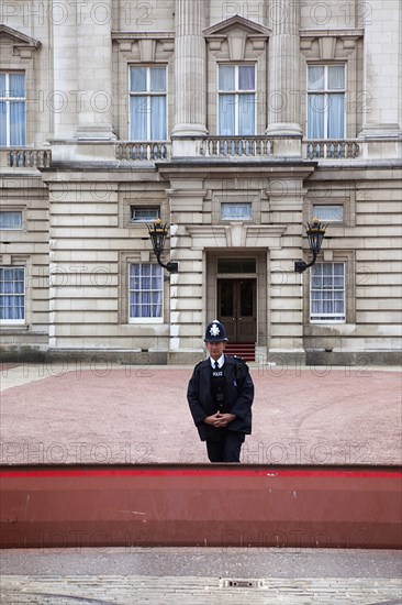 England, London, Westminster Buckingham Palace exterior with Police guard at the entrance. 
Photo : Stephen Rafferty
