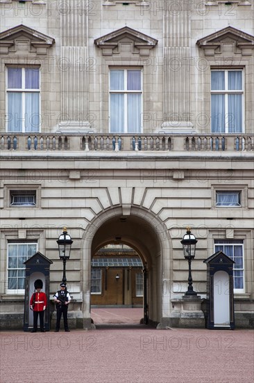 England, London, Westminster Buckingham Palace exterior with both Queens Guard and Metropolitan Police armed officers. 
Photo : Stephen Rafferty