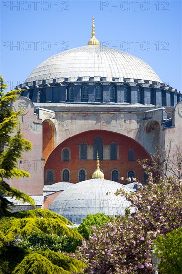 Turkey, Istanbul, Sultanahmet Haghia Sophia central dome of the former Byzantine Church and later Mosque now a museum. 
Photo : Paul Seheult