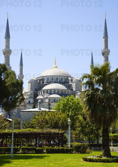 Turkey, Istanbul, Sultanahmet Camii The Blue Mosque with domes and minarets seen from the gardens. 
Photo : Paul Seheult