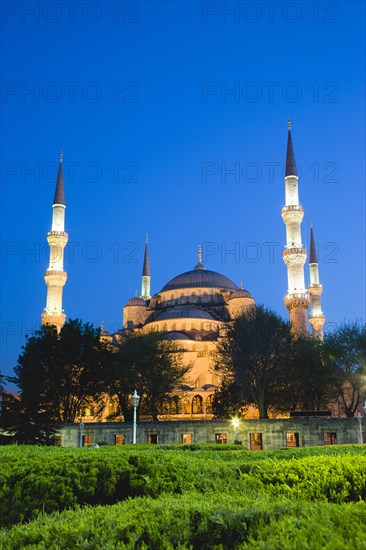 Turkey, Istanbul, Sultanahmet Camii The Blue Mosque domes and minarets at sunset with son et lumiere light show. 
Photo : Paul Seheult