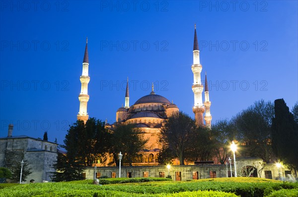 Turkey, Istanbul, Sultanahmet Camii The Blue Mosque domes and minarets at sunset with son et lumiere light show. 
Photo : Paul Seheult