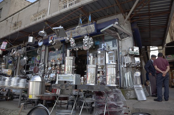 Turkey, Istanbul, Eminonu shop selling metal goods. 
Photo : Stephen Rafferty