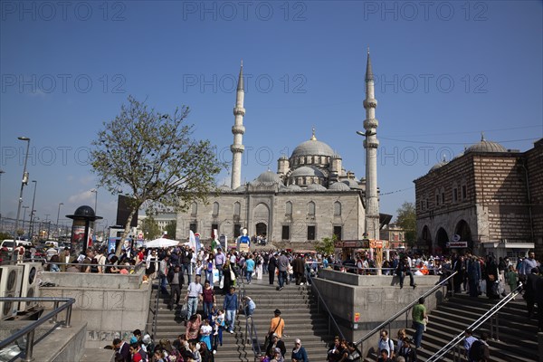 Turkey, Istanbul, Eminonu Yeni Camii New Mosque and steps leading to underpass. 
Photo : Stephen Rafferty