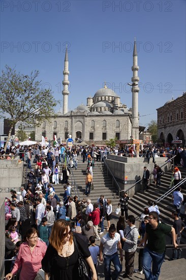 Turkey, Istanbul, Eminonu Yeni Camii New Mosque and steps leading to underpass. 
Photo : Stephen Rafferty