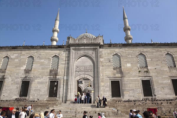 Turkey, Istanbul, Eminonu Yeni Camii New Mosque entrance and steps. 
Photo : Stephen Rafferty