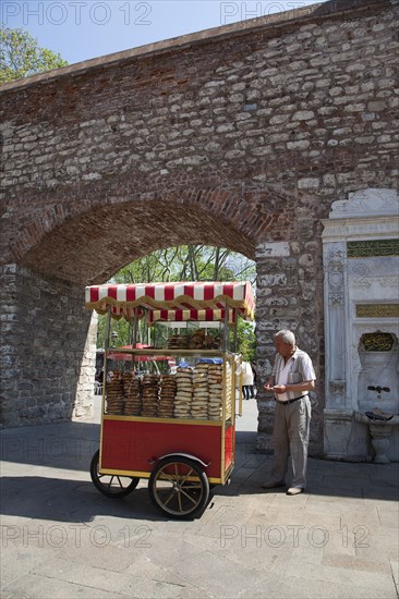 Turkey, Istanbul, Sultanahmet bread snack vendor at the entrance to Topkapi Palace Gardens. 
Photo : Stephen Rafferty