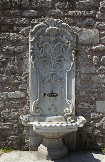 Turkey, Istanbul, Sultanahmet drinking water fountain at the entrance to Topkapi Palace Gardens. 
Photo : Stephen Rafferty