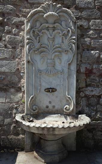 Turkey, Istanbul, Sultanahmet drinking water fountain at the entrance to Topkapi Palace Gardens. 
Photo : Stephen Rafferty