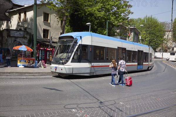 Turkey, Istanbul, Sultanahmet modern electric tram. 
Photo : Stephen Rafferty