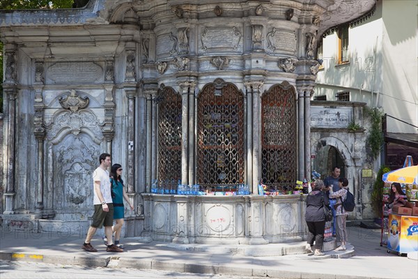 Turkey, Istanbul, Sultanahmet ornate shop selling drinks and snacks. 
Photo : Stephen Rafferty