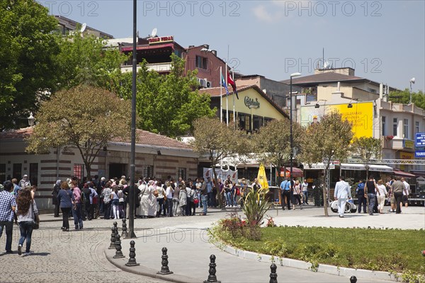 Turkey, Istanbul, Sultanahmet Yerebatan Sarnici tourists queued at the entrance of the Basilica Cistern. 
Photo : Stephen Rafferty