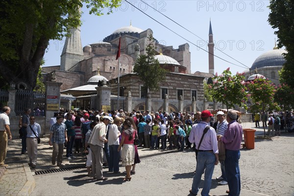 Turkey, Istanbul, Sultanahmet Ayasofya Muzesi tourists queued at the entrance to the Hagia Sofia Museum. 
Photo : Stephen Rafferty