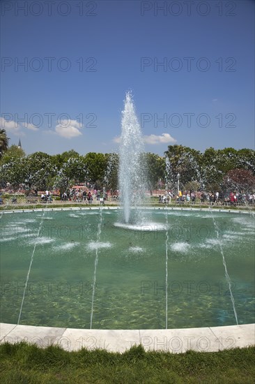 Turkey, Istanbul, Sultanahmet Fountain in the park between the Hagia Sofia and the Blue Mosque. 
Photo : Stephen Rafferty