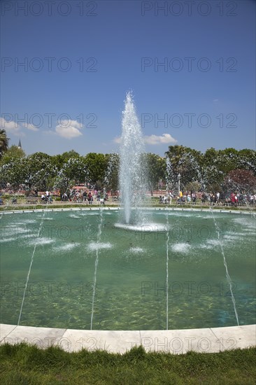 Turkey, Istanbul, Sultanahmet Fountain in the park between the Hagia Sofia and the Blue Mosque.
Photo : Stephen Rafferty