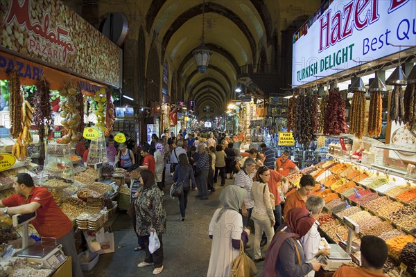 Turkey, Istanbul, Eminonu Misir Carsisi Spice Market interior. 
Photo : Stephen Rafferty