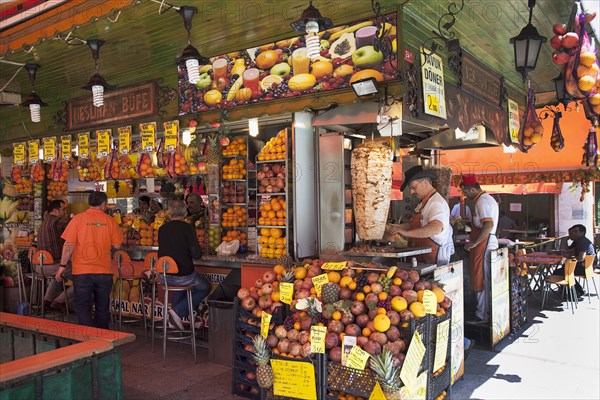 Turkey, Istanbul, Eminonu kebab stall. 
Photo : Stephen Rafferty