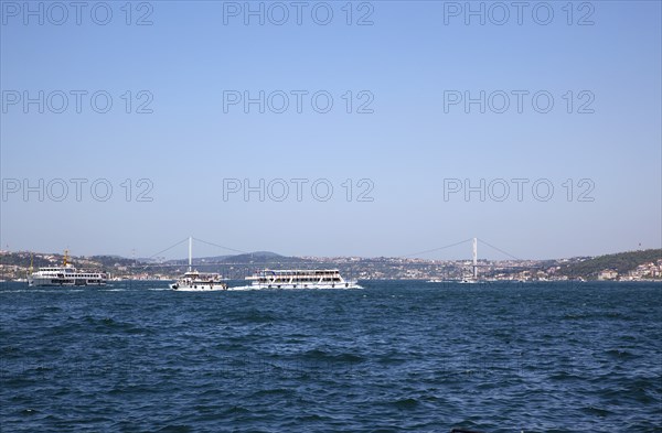 Turkey, Istanbul, Eminonu view of the Bosphorus bridge with ferries passing in the foreground. 
Photo : Stephen Rafferty