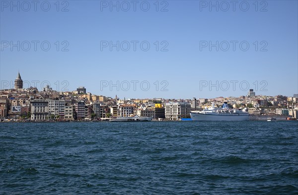 Turkey, Istanbul, Eminonu view across the Golden Horn toward Galata district. 
Photo : Stephen Rafferty