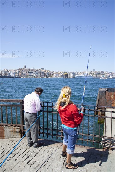 Turkey, Istanbul, Eminonu people fishing in the Bosphorus from the quayside. 
Photo : Stephen Rafferty
