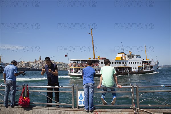 Turkey, Istanbul, Eminonu people fishing the Bosphorus sea from the quayside. 
Photo : Stephen Rafferty