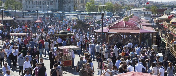 Turkey, Istanbul, Eminonu busy square with food stall on the Golden Horn next to Galata Bridge. 
Photo : Stephen Rafferty