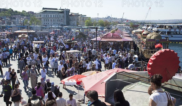 Turkey, Istanbul, Eminonu busy square with food stall on the Golden Horn next to Galata Bridge. 
Photo : Stephen Rafferty