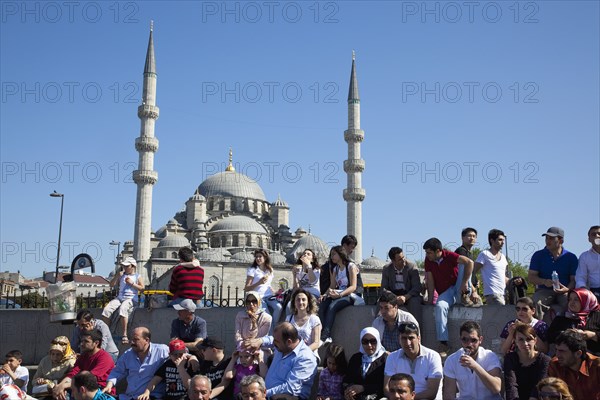 Turkey, Istanbul, Eminonu Yeni Camii New Mosque people on sat on steps next to the subway. Stephen Rafferty. 
Photo : Stephen Rafferty