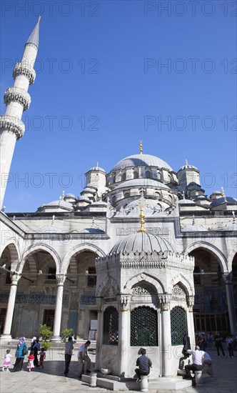 Turkey, Istanbul, Eminonu Yeni Camii New Mosque worshippers washing feet in courtyard. 
Photo : Stephen Rafferty