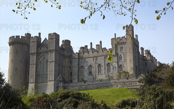 England, West Sussex, Arundel, Castle seen from the river bank. 
Photo : Stephen Rafferty