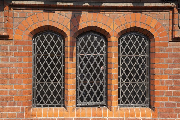 England, West Sussex, Arundel, Detail of red brick building with lead light windows. 
Photo : Stephen Rafferty