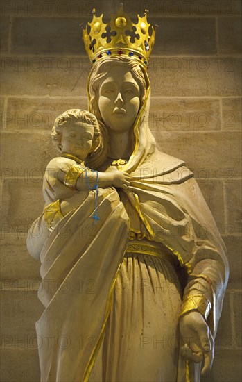 England, West Sussex, Shoreham-by-Sea, Lancing College Chapel interior statue of the Virgin Mary holding the Christ Child (Child Jesus). 
Photo : Stephen Rafferty