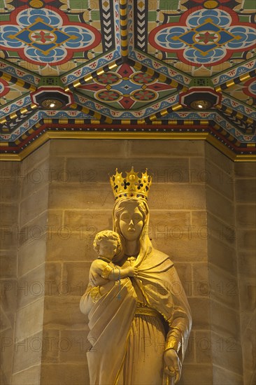 England, West Sussex, Shoreham-by-Sea, Lancing College Chapel interior statue of the Virgin Mary holding the Christ Child (Child Jesus). 
Photo : Stephen Rafferty