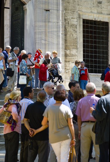 Turkey, Istanbul, Sultanahmet Camii The Blue Mosque with sightseeing tourists. 
Photo : Paul Seheult